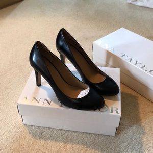 Ann Taylor black classic pumps